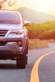 Dichte eerlijk van nieuw zilveren SUV-autoparkeren op de asfaltweg stock foto Dichte eerlijk van nieuw zilveren SUV-autoparkeren op de asfaltweg stock foto
