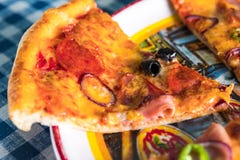 Dichte omhooggaand van de salamipizza stock fotografie Dichte omhooggaand van de salamipizza stock fotografie
