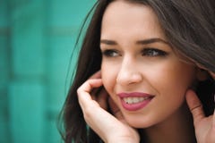 Dichte omhooggaand van het portret van jonge mooie vrouw, op groene achtergrond de zomeraard stock afbeeldingen Dichte omhooggaand van het portret van jonge mooie vrouw, op groene achtergrond de zomeraard stock afbeeldingen