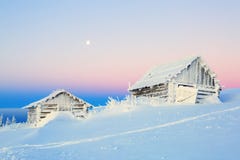 Die alten Häuser für Rest für kalten Wintermorgen Lizenzfreies Stockbild Die alten Häuser für Rest für kalten Wintermorgen Lizenzfreies Stockbild