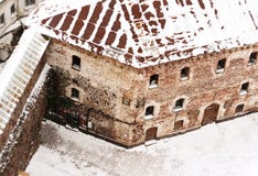 Die alten mittelalterlichen Steinfestungsstände umfasst mit Schnee stockbilder Die alten mittelalterlichen Steinfestungsstände umfasst mit Schnee stockbilder