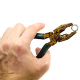 Die alten Zangen in der Hand werden isoliert stockbild Die alten Zangen in der Hand werden isoliert stockbild