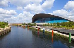 Die Aquatics-Mitte in der Königin Elizabeth Olympic Park in Londo lizenzfreie stockbilder Die Aquatics-Mitte in der Königin Elizabeth Olympic Park in Londo lizenzfreie stockbilder