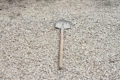Die Bauschaufel liegt an lizenzfreies stockfoto Die Bauschaufel liegt an lizenzfreies stockfoto
