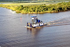 Die Bewegung von Seehandelsschiffen und -schleppern zum Eingang und zum Ausgang vom Hafen Beaumont, Texas lizenzfreie stockbilder Die Bewegung von Seehandelsschiffen und -schleppern zum Eingang und zum Ausgang vom Hafen Beaumont, Texas lizenzfreie stockbilder