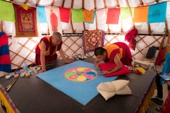 Die buddhistischen Mönche, die Sandmandala machen, diese ist eine tibetanische Tradition stockfotografie Die buddhistischen Mönche, die Sandmandala machen, diese ist eine tibetanische Tradition stockfotografie