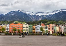 Die bunten Gebäude von Innsbruck stockbilder Die bunten Gebäude von Innsbruck stockbilder