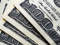 100 die dollarsrekeningen op de lijst, close-up worden gestapeld stock foto's 100 die dollarsrekeningen op de lijst, close-up worden gestapeld stock foto's