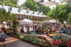 Die Felsen-Mitte: Café und Musiker lizenzfreies stockfoto Die Felsen-Mitte: Café und Musiker lizenzfreies stockfoto
