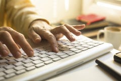 Die Finger der Frauen, die auf Laptoptastatur schreiben arbeit Stockbilder Die Finger der Frauen, die auf Laptoptastatur schreiben arbeit Stockbilder
