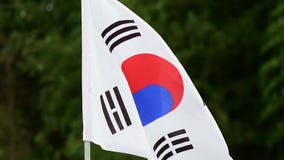 Die Flagge von Südkorea bewegt in den Wind in der Zeitlupe wellenartig Die Flagge von Südkorea bewegt in den Wind in der Zeitlupe wellenartig