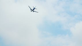 Die Fläche startet gegen einen blauen wolkenlosen Himmel stock footage Die Fläche startet gegen einen blauen wolkenlosen Himmel stock footage