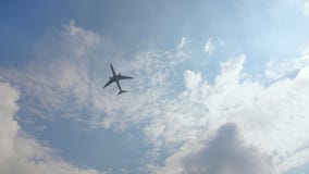 Die Fläche startet gegen einen blauen wolkenlosen Himmel stock footage Die Fläche startet gegen einen blauen wolkenlosen Himmel stock footage