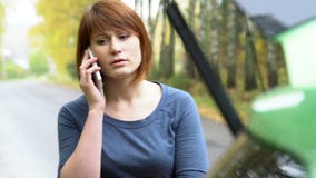 Die Frau, die den Bergungsdiensten mit defektem Auto Notruf macht Warndreieck auf Landstraße stock footage Die Frau, die den Bergungsdiensten mit defektem Auto Notruf macht Warndreieck auf Landstraße stock footage