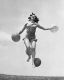 Die Frau draußen springend mit Ballonen (alle dargestellten Personen sind nicht längeres lebendes und kein Zustand existiert Lief lizenzfreies stockfoto Die Frau draußen springend mit Ballonen (alle dargestellten Personen sind nicht längeres lebendes und kein Zustand existiert Lief lizenzfreies stockfoto