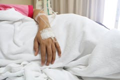 Die Frau geduldige ` s Hand, welche die Salzlösung empfängt lizenzfreies stockbild Die Frau geduldige ` s Hand, welche die Salzlösung empfängt lizenzfreies stockbild