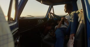 Die Frau, die an liegt, bemannt Schoss in einem Kleintransporter am Strand 4k stock video footage Die Frau, die an liegt, bemannt Schoss in einem Kleintransporter am Strand 4k stock video footage