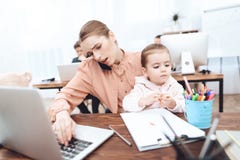 Die Frau mit dem Kind kam zu arbeiten lizenzfreies stockfoto Die Frau mit dem Kind kam zu arbeiten lizenzfreies stockfoto