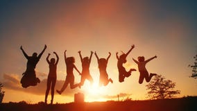 Die frohen Naturen springend bei Sonnenuntergang stock footage Die frohen Naturen springend bei Sonnenuntergang stock footage