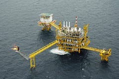 Die Gasfackel ist auf der Ölplattformplattform lizenzfreie stockfotos Die Gasfackel ist auf der Ölplattformplattform lizenzfreie stockfotos