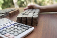 Die Geschäftsfrau, die Lose zählt, stapeln Münzen auf hölzerner Schreibtischhintergrundbeschaffenheit, Geld für Unternehmensplanu stockfoto Die Geschäftsfrau, die Lose zählt, stapeln Münzen auf hölzerner Schreibtischhintergrundbeschaffenheit, Geld für Unternehmensplanu stockfoto
