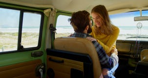 Die gl?ckliche junge Frau, die an sitzt, bemannt Schoss im Packwagen an einem sonnigen Tag 4k stock video footage Die gl?ckliche junge Frau, die an sitzt, bemannt Schoss im Packwagen an einem sonnigen Tag 4k stock video footage
