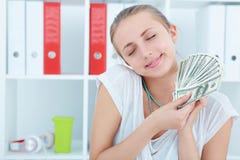 Die glückliche Frau, die Dollar in den Händen hält und möchten Geld ausgeben Stockfotos Die glückliche Frau, die Dollar in den Händen hält und möchten Geld ausgeben Stockfotos
