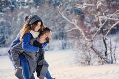 Die glücklichen liebevollen Paare, die in den Wald des verschneiten Winters, Weihnachten aufwendend gehen, machen zusammen Urlaub lizenzfreie stockfotografie Die glücklichen liebevollen Paare, die in den Wald des verschneiten Winters, Weihnachten aufwendend gehen, machen zusammen Urlaub lizenzfreie stockfotografie