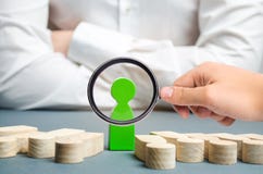 Die gr?ne Zahl eines Mannes steht zwischen den L?genleuten Erfolgreiche Wahl Der F?hrer w?hlt die Person im Team lizenzfreie stockfotografie Die gr?ne Zahl eines Mannes steht zwischen den L?genleuten Erfolgreiche Wahl Der F?hrer w?hlt die Person im Team lizenzfreie stockfotografie