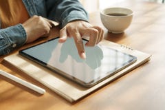 Die H?nde der Asiatin benutzen Tablette auf Holztisch lizenzfreies stockbild Die H?nde der Asiatin benutzen Tablette auf Holztisch lizenzfreies stockbild