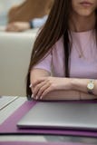 Die H?nde der Frauen sind auf dem Tisch vor einem geschlossenen Laptop stockbilder Die H?nde der Frauen sind auf dem Tisch vor einem geschlossenen Laptop stockbilder