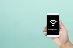 Die Hand, die intelligentes Telefon/weißen Handy mit wifi hält, schließen auf schwarzem Schirm an stockfoto Die Hand, die intelligentes Telefon/weißen Handy mit wifi hält, schließen auf schwarzem Schirm an stockfoto