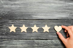 Die Hand setzt das Herz zu den vier Sternen Wahl von Käufern Universalanerkennung und Bewunderung Bewertung eines Hotels oder des lizenzfreie stockbilder Die Hand setzt das Herz zu den vier Sternen Wahl von Käufern Universalanerkennung und Bewunderung Bewertung eines Hotels oder des lizenzfreie stockbilder