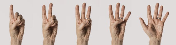 Die Handzeichen des Mannes, Nr. eine bis fünf zählend, lokalisiert auf weißem Hintergrund stockbilder Die Handzeichen des Mannes, Nr. eine bis fünf zählend, lokalisiert auf weißem Hintergrund stockbilder