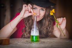 Die Hexe ist das Vorbereiten lizenzfreies stockfoto Die Hexe ist das Vorbereiten lizenzfreies stockfoto