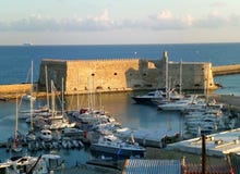 Die historische venetianische Festung Castello ein Stuten-morgens Sonnenlicht, alter Hafen von Heracleion, Kreta-Insel stockfotografie Die historische venetianische Festung Castello ein Stuten-morgens Sonnenlicht, alter Hafen von Heracleion, Kreta-Insel stockfotografie