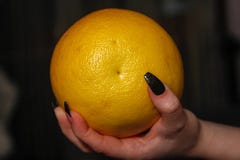 Die Hände der Frauen mit Nagelkünsten auf Nägeln lizenzfreies stockbild Die Hände der Frauen mit Nagelkünsten auf Nägeln lizenzfreies stockbild