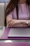 Die Hände der Frauen sind auf dem Tisch vor einem geschlossenen Laptop lizenzfreie stockfotos Die Hände der Frauen sind auf dem Tisch vor einem geschlossenen Laptop lizenzfreie stockfotos
