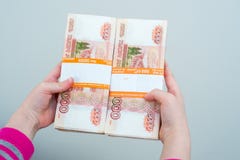 Die Hände des Nahaufnahmemenschen, die russische Rubel halten stockfotos Die Hände des Nahaufnahmemenschen, die russische Rubel halten stockfotos
