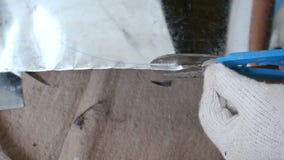Die Hände des Technikers stark verwendend scissor zum Schnitt eines Blattes alu Zinks für Kreisplanform stock video footage Die Hände des Technikers stark verwendend scissor zum Schnitt eines Blattes alu Zinks für Kreisplanform stock video footage