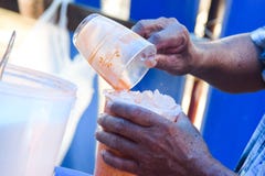 Die Hände des Teeherstellers stockfotos Die Hände des Teeherstellers stockfotos