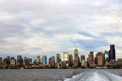 Die im Stadtzentrum gelegene Ansicht Seattles von der Fähre, USA lizenzfreie stockfotografie Die im Stadtzentrum gelegene Ansicht Seattles von der Fähre, USA lizenzfreie stockfotografie