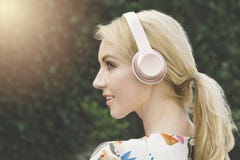Die junge hübsche Frau hört Musik auf Kopfhörern lächelnd und glücklich stockfoto Die junge hübsche Frau hört Musik auf Kopfhörern lächelnd und glücklich stockfoto
