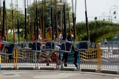 Die Karnevalsfahrschwingen-Stuhlleute, die Karneval genießen, reiten in Sommerferien stockbild Die Karnevalsfahrschwingen-Stuhlleute, die Karneval genießen, reiten in Sommerferien stockbild