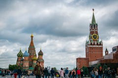 Die Kathedrale und Spasskaya Bashnya St.-Basilikums am Roten Platz in Moskau, Russland lizenzfreies stockfoto Die Kathedrale und Spasskaya Bashnya St.-Basilikums am Roten Platz in Moskau, Russland lizenzfreies stockfoto