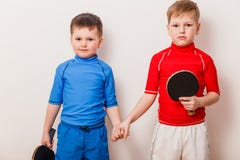 Die Kinder halten den Schläger für Tischtennis auf weißem Hintergrund stockbild Die Kinder halten den Schläger für Tischtennis auf weißem Hintergrund stockbild