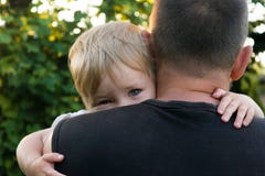 Die Kinderfelle hinter dem Vati lizenzfreie stockbilder Die Kinderfelle hinter dem Vati lizenzfreie stockbilder