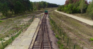 Die kleinen sich fortbewegenden Bewegungen entlang der Eisenbahn im Wald, die gr?nen sich fortbewegenden Bewegungen entlang der W stock video Die kleinen sich fortbewegenden Bewegungen entlang der Eisenbahn im Wald, die gr?nen sich fortbewegenden Bewegungen entlang der W stock video