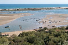 Die Lagune Ria Formosas gesehen von der Klippe des Dorfs stockfotos Die Lagune Ria Formosas gesehen von der Klippe des Dorfs stockfotos