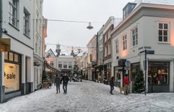 Die Leute, die den Schnee kreuzen, bedeckten Fonteinstraat in der Mitte von Den Bosch lizenzfreie stockbilder Die Leute, die den Schnee kreuzen, bedeckten Fonteinstraat in der Mitte von Den Bosch lizenzfreie stockbilder